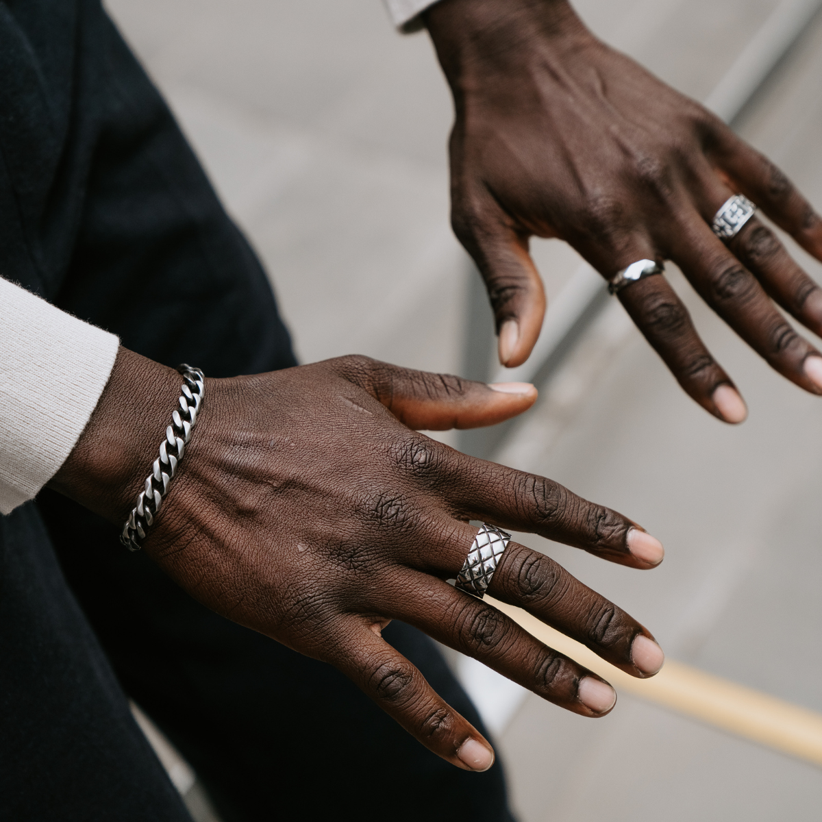 What jewellery do men wear?