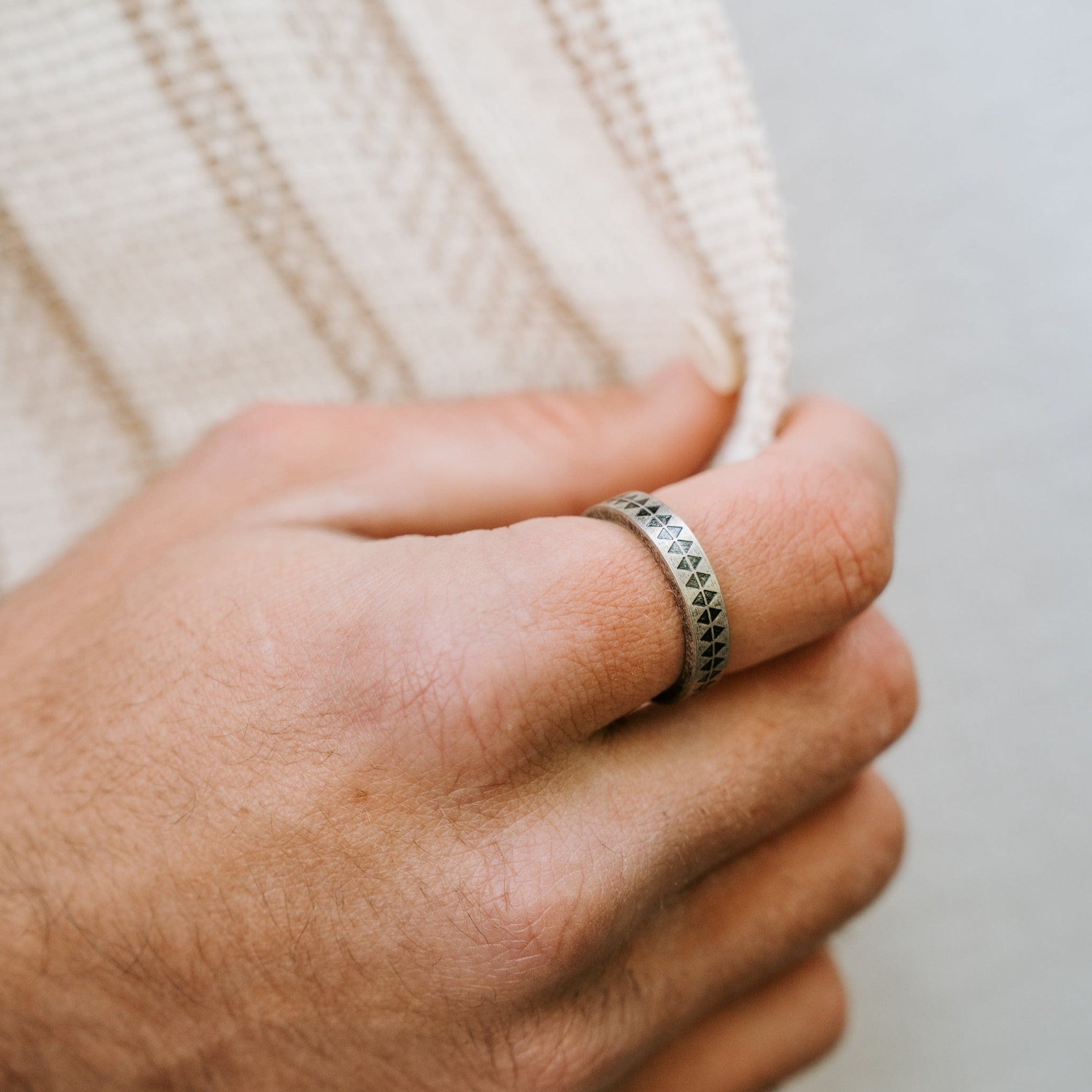 Double triangle design ring with inside engraving "Never give up".